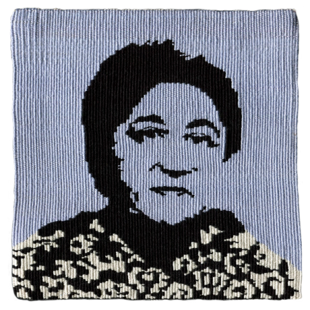 Imagen de un tapiz tejido a telar que reproduce la imagen de la activista por los derechos humanos Ana González. Imagen tejida sobre un fondo celeste a partir de una fotografía tomada a Ana durante la dictadura. 