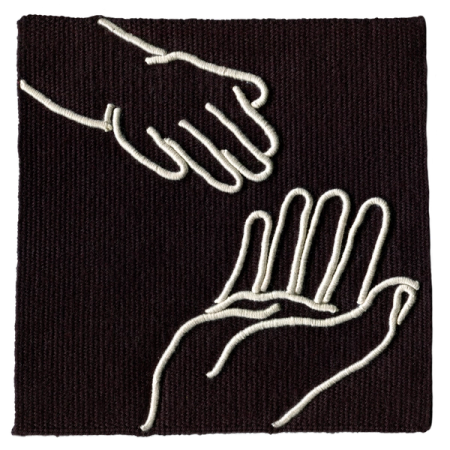 Imagen de un tapiz tejido a telar que reproduce dos siluetas de manos blancas sobre un fondo negro. Las manos están hechas a partir de embarrilados sobre un fondo tejido.
