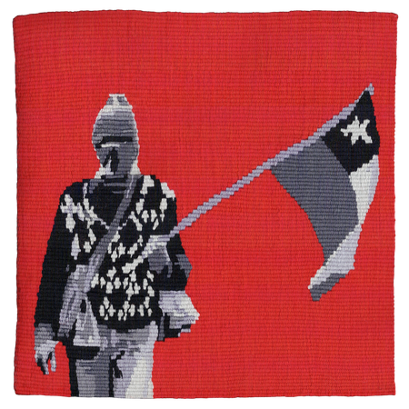 Imagen de un tapiz tejido a telar que reproduce la imagen de una mujer encapuchada caminando con una bandera de chile en la mano. La imagen está en escala de grises tejida sobre un fondo rojo.