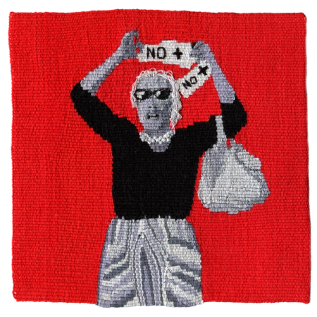 Imagen de un tapiz tejido a telar que reproduce la fotografía de una mujer en una manifestación durante la dictadura en Chile. El fondo está tejido en rojo y la imagen de la mujer en escala de grises. La mujer, alzando sus brazos, afirma un cartel que dice “No más”.