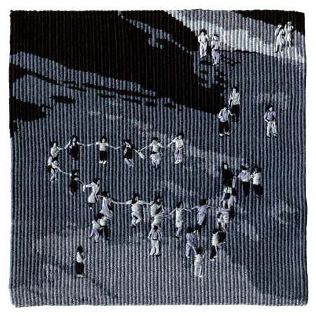 Imagen de un tapiz tejido a telar que reproduce una fotografía que muestra una ronda de mujeres manifestándose durante la dictadura en Chile. El fondo está tejido en escala de grises y las figuras están bordadas sobre este fondo, también en escala de grises.